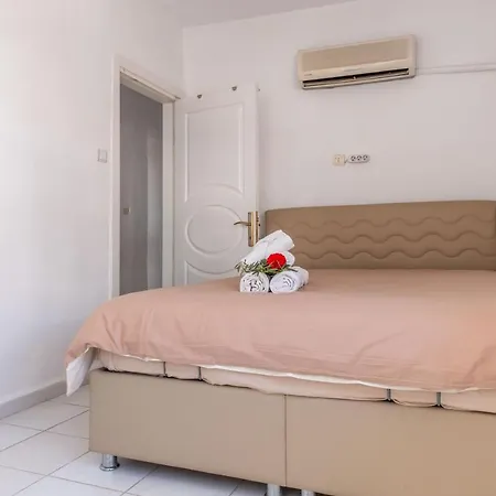 Lale - 4 Bed With Kitchen And Garden! *