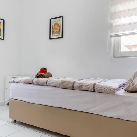 Lale - 4 Bed With Kitchen And Garden! *