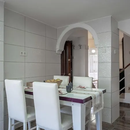 빌라 Lale - 4 Bed With Kitchen And Garden! 세리크