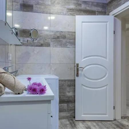 Lale - 4 Bed With Kitchen And Garden! 빌라 세리크