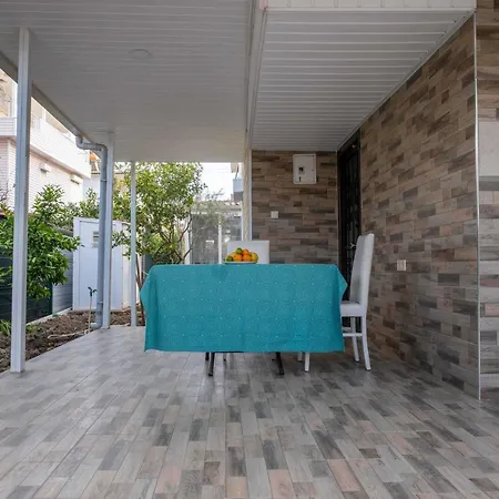 Lale - 4 Bed With Kitchen And Garden!