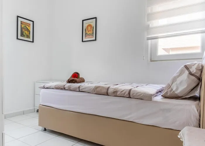 Lale - 4 Bed With Kitchen And Garden! *